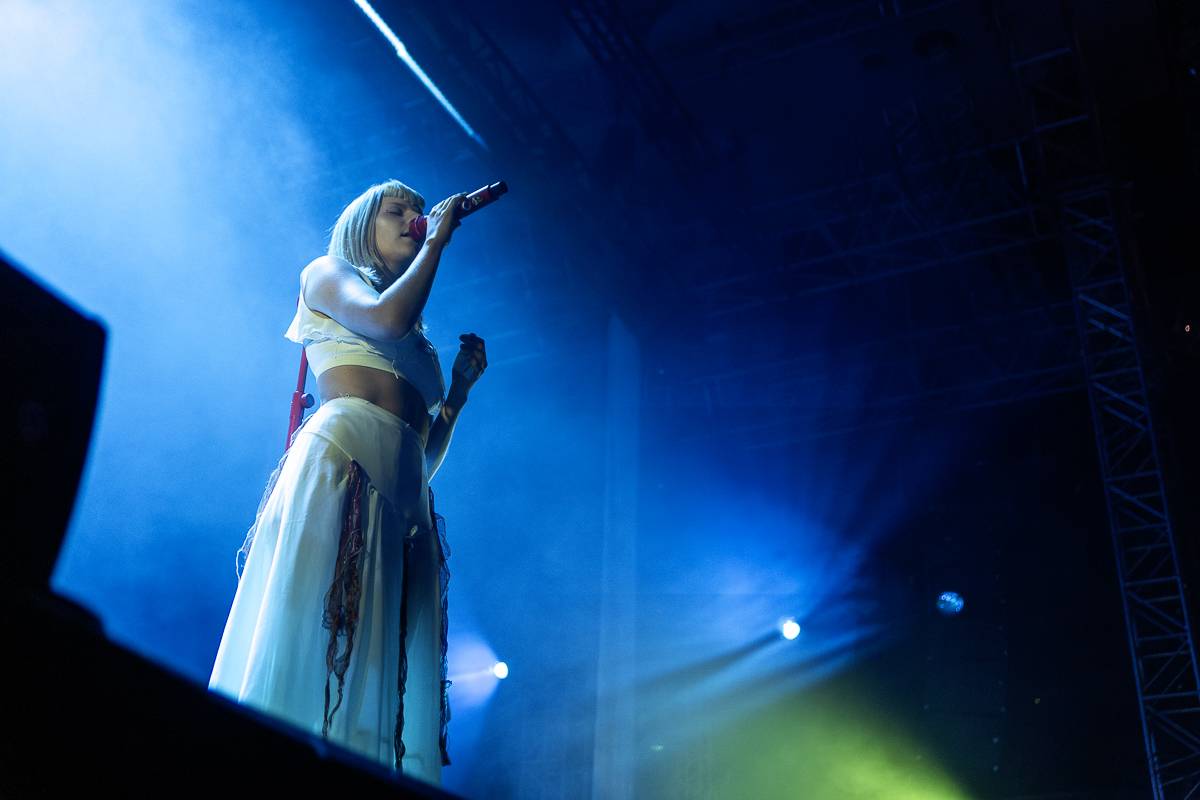 Aurora předvedla v Praze show plnou emocí a tance