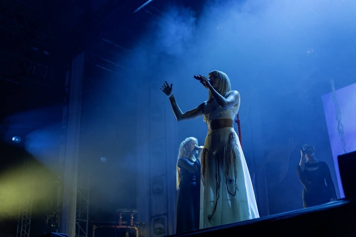 Aurora předvedla v Praze show plnou emocí a tance