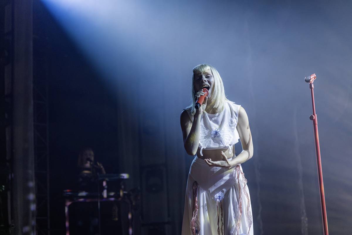 Aurora předvedla v Praze show plnou emocí a tance