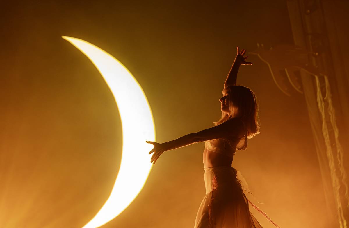 Aurora předvedla v Praze show plnou emocí a tance