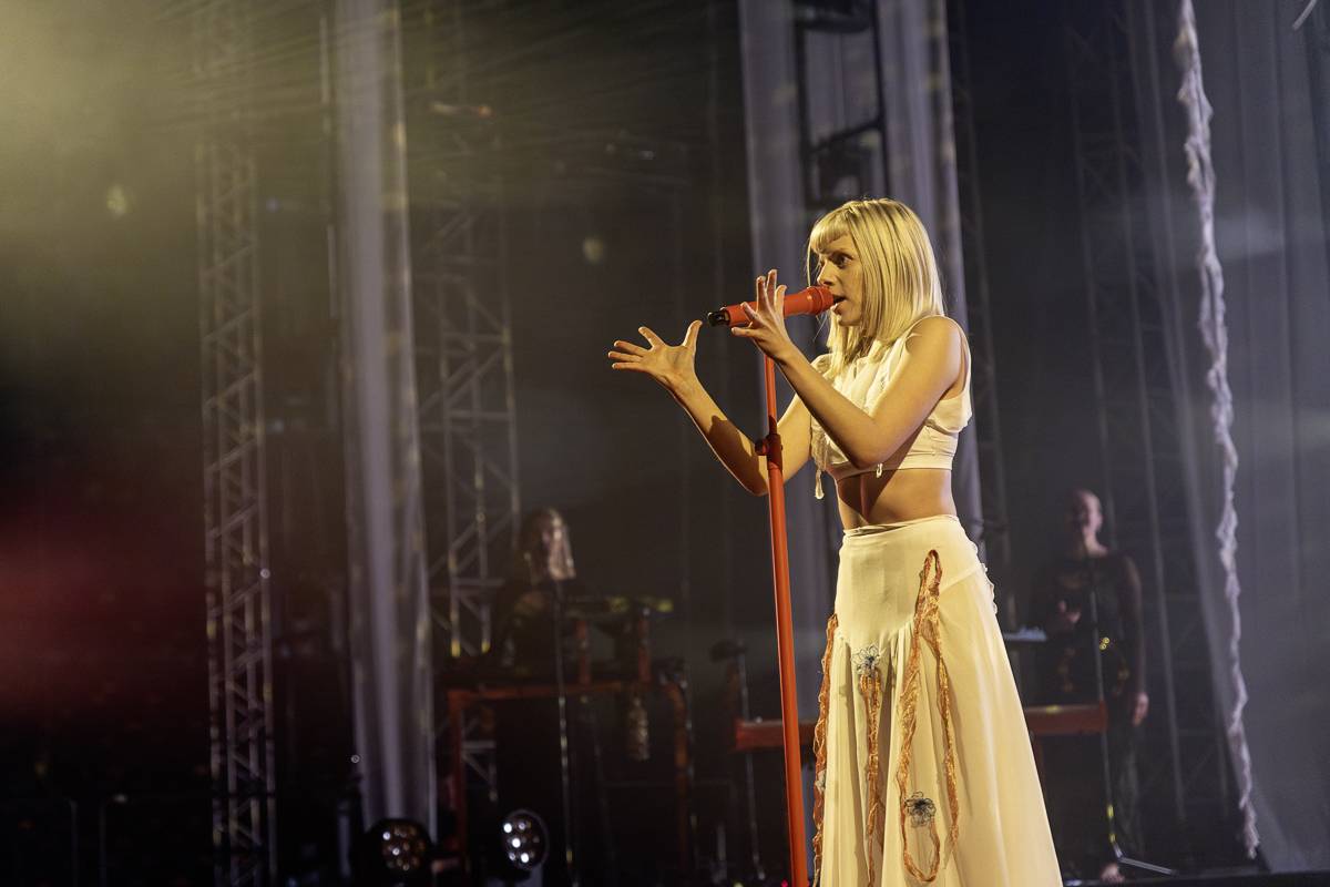 Aurora předvedla v Praze show plnou emocí a tance