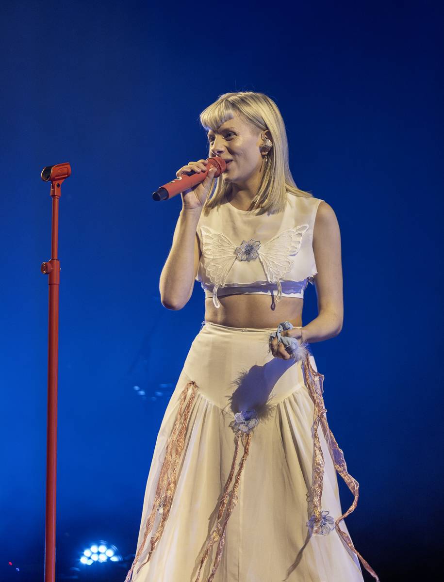 Aurora předvedla v Praze show plnou emocí a tance