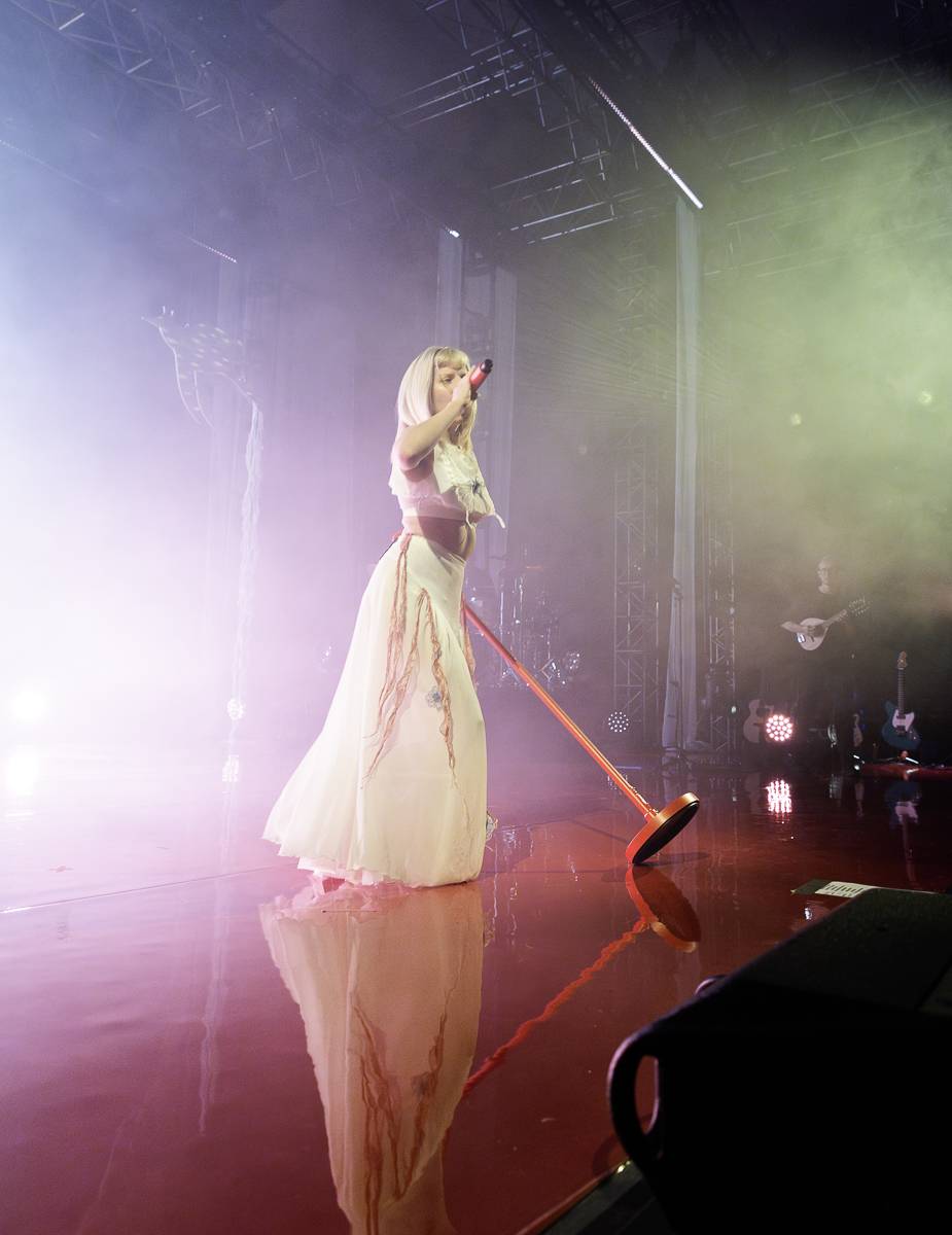 Aurora předvedla v Praze show plnou emocí a tance