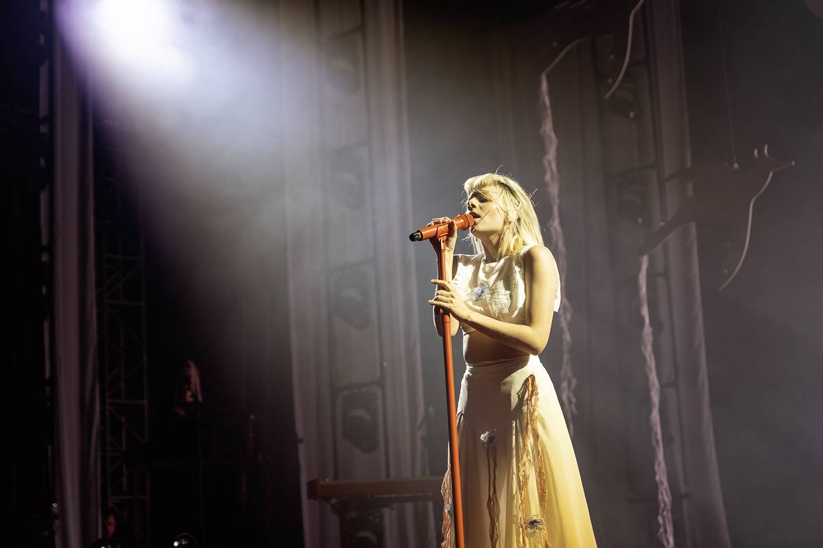 Aurora předvedla v Praze show plnou emocí a tance