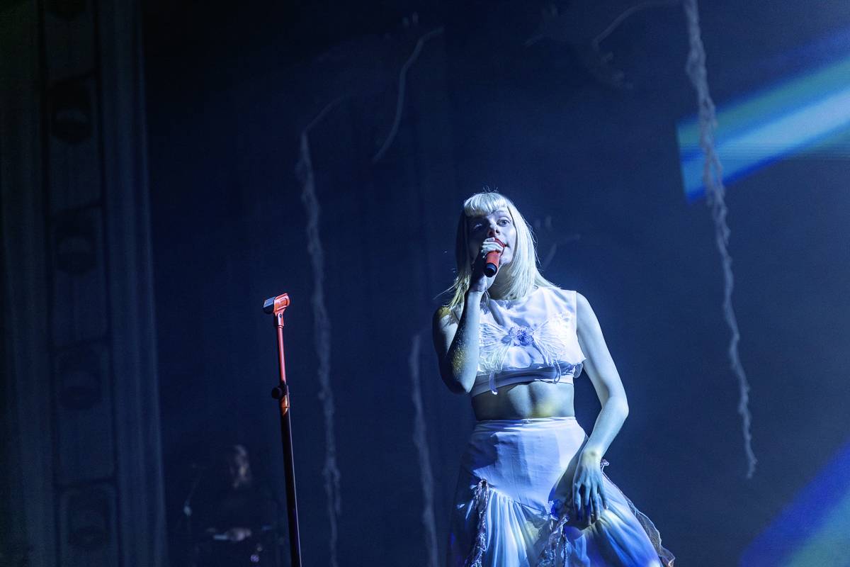 Aurora předvedla v Praze show plnou emocí a tance