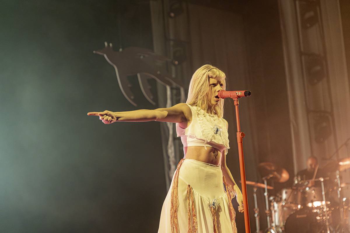 Aurora předvedla v Praze show plnou emocí a tance