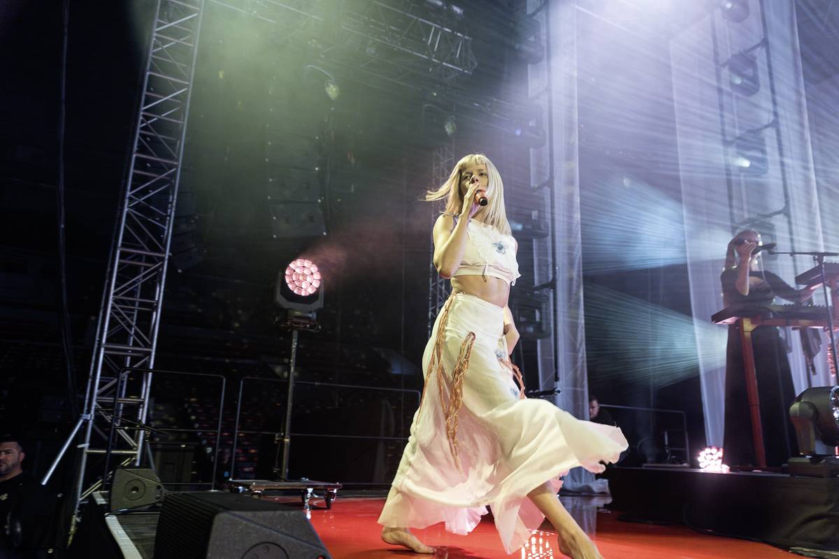 Aurora předvedla v Praze show plnou emocí a tance