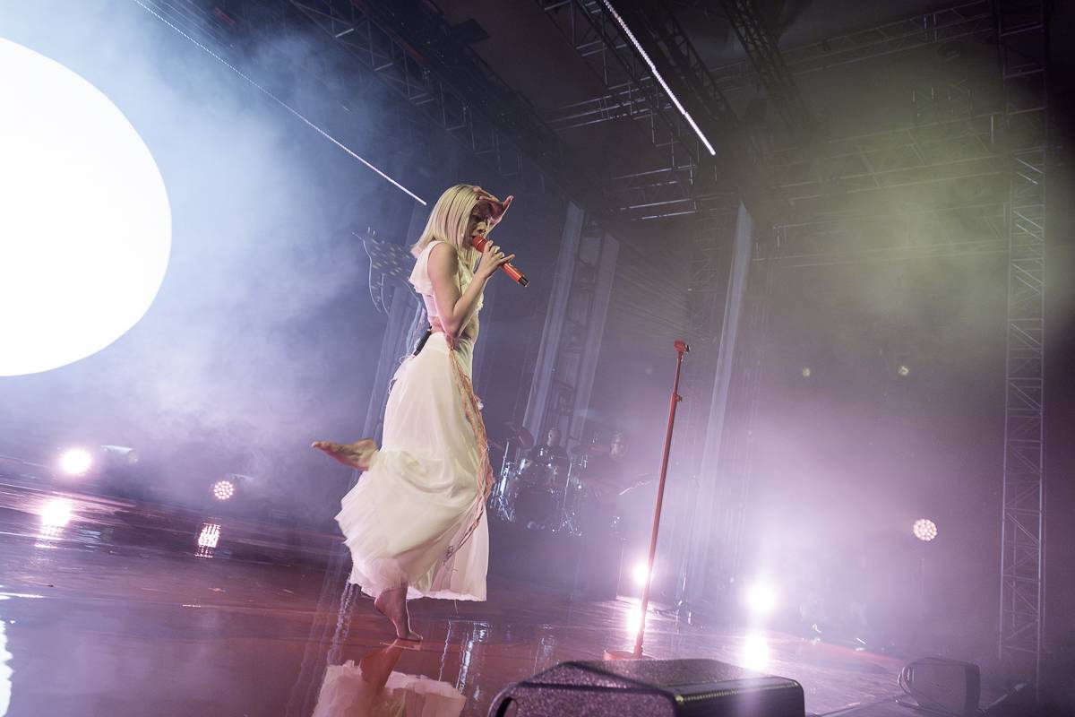 Aurora předvedla v Praze show plnou emocí a tance