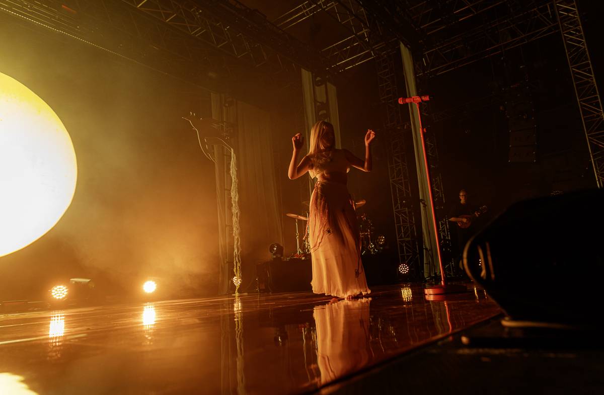 Aurora předvedla v Praze show plnou emocí a tance