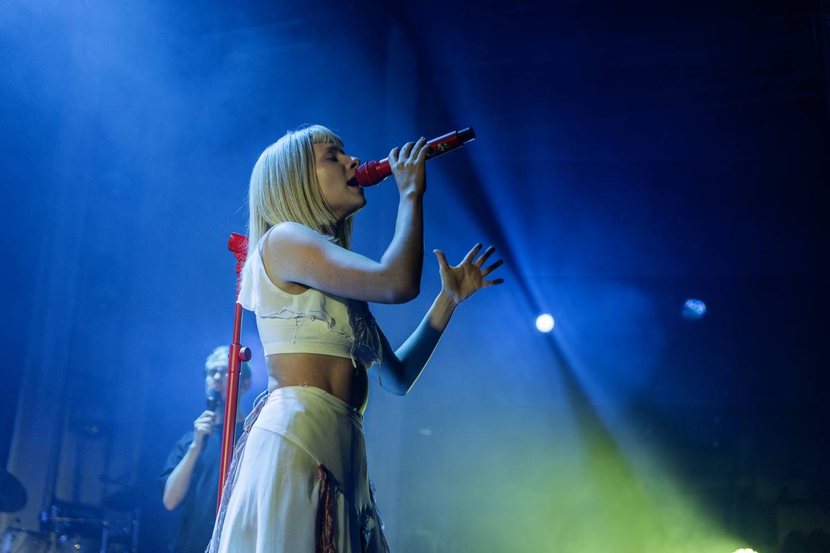 Aurora předvedla v Praze show plnou emocí a tance