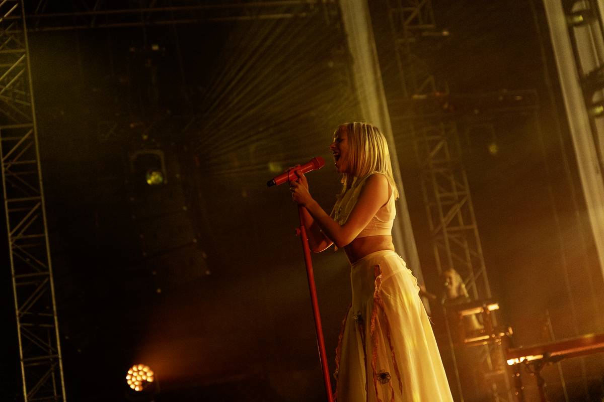 Aurora předvedla v Praze show plnou emocí a tance