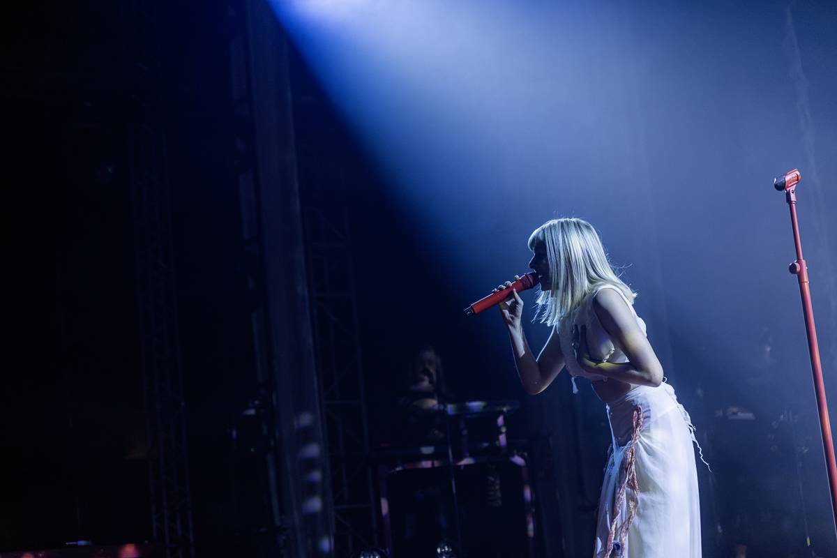 Aurora předvedla v Praze show plnou emocí a tance