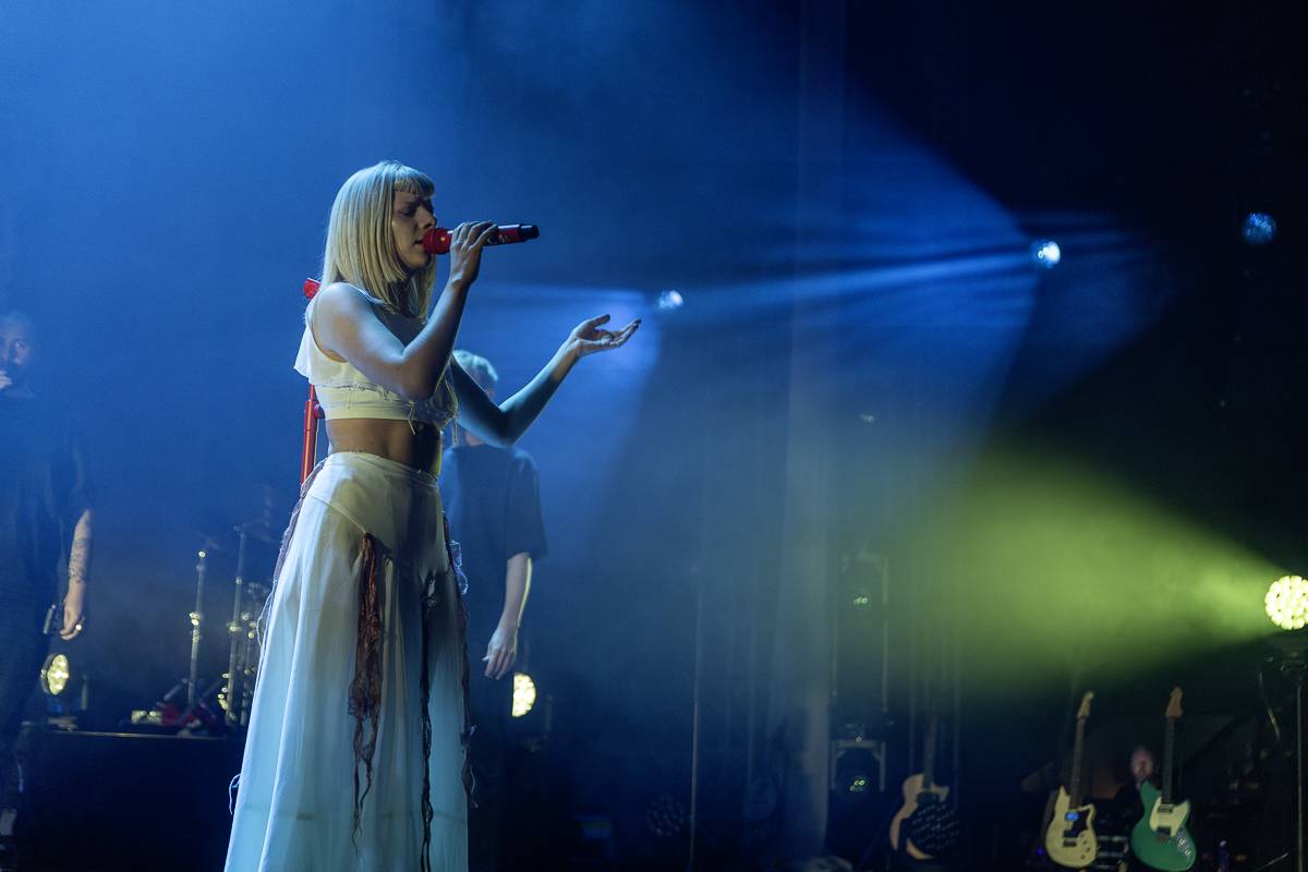 Aurora předvedla v Praze show plnou emocí a tance