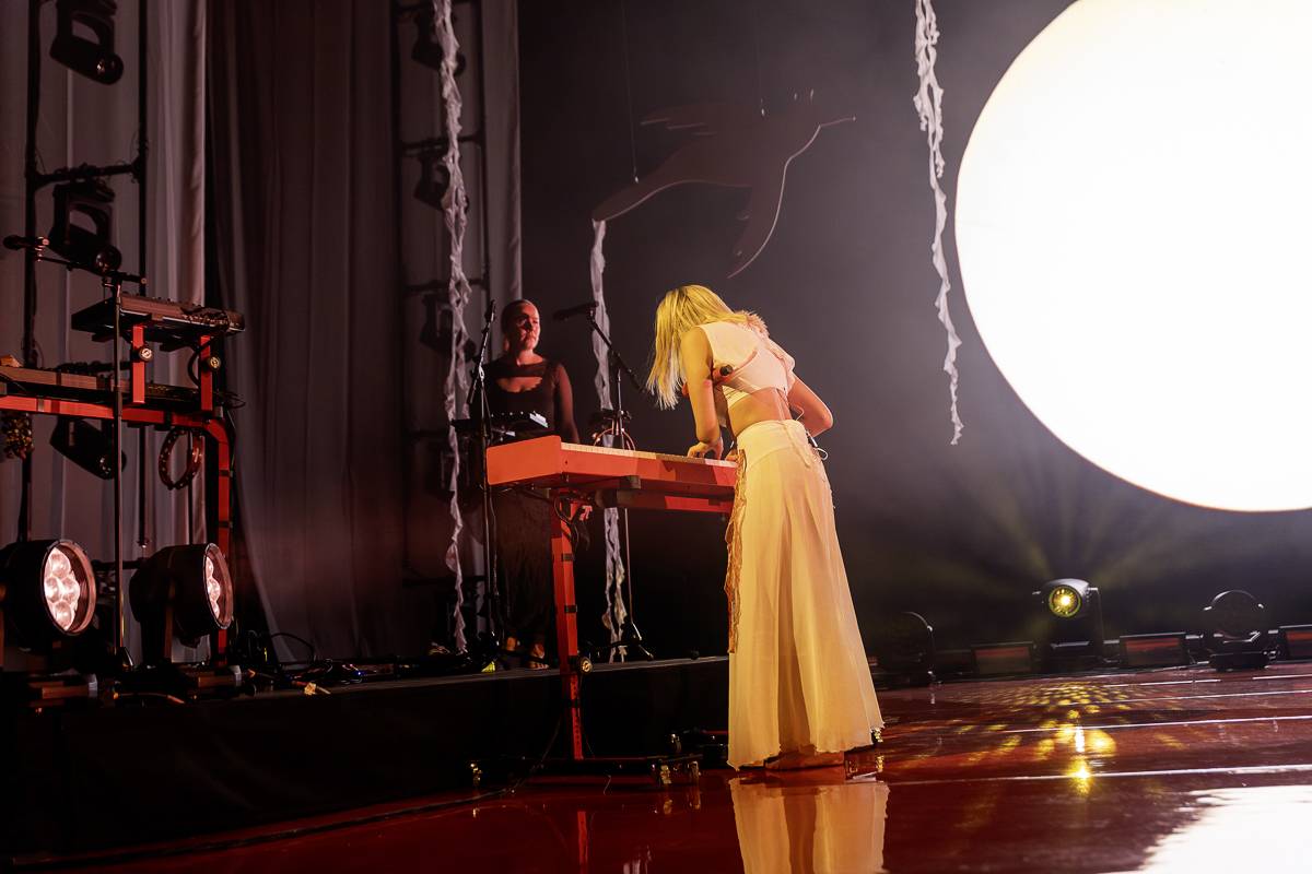 Aurora předvedla v Praze show plnou emocí a tance