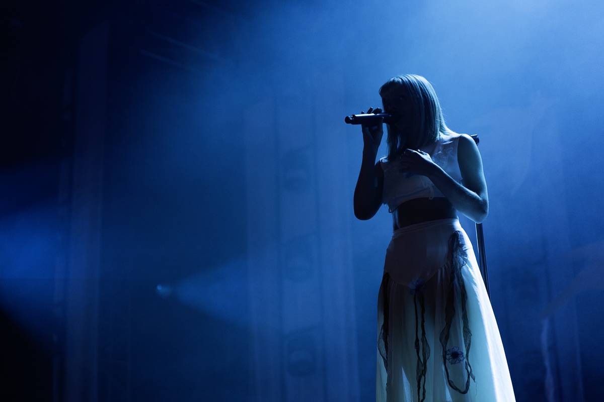 Aurora předvedla v Praze show plnou emocí a tance