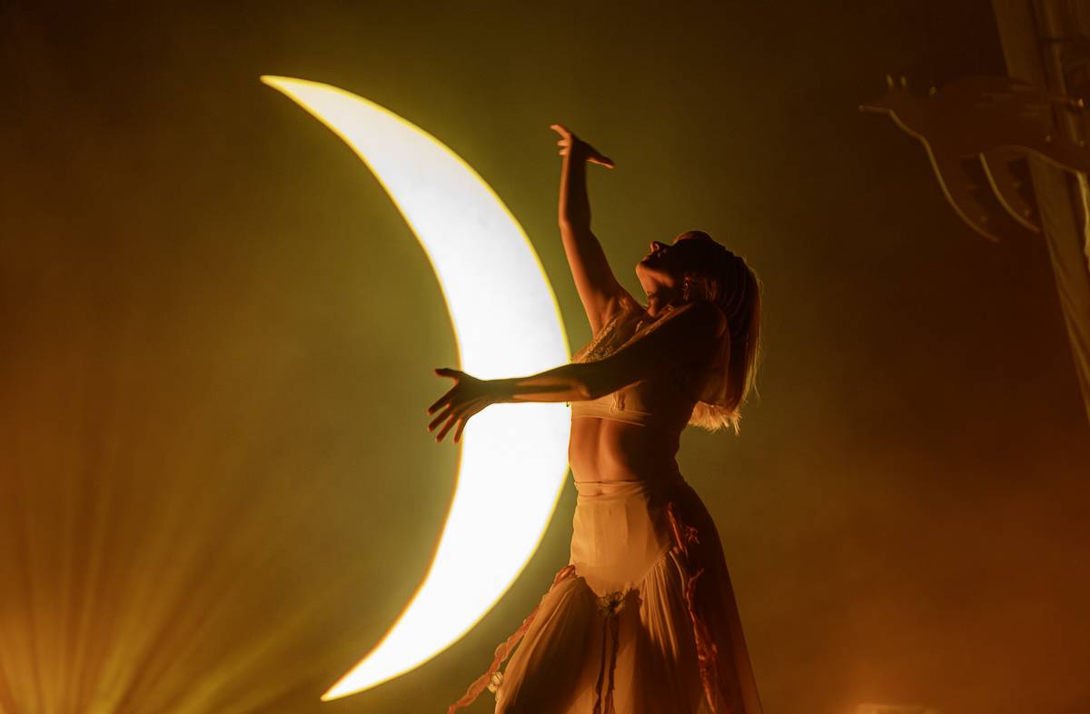 Aurora předvedla v Praze show plnou emocí a tance