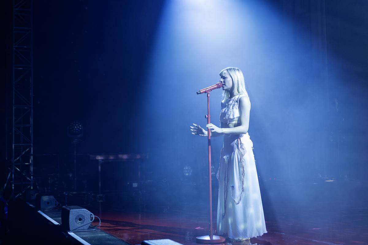 Aurora předvedla v Praze show plnou emocí a tance