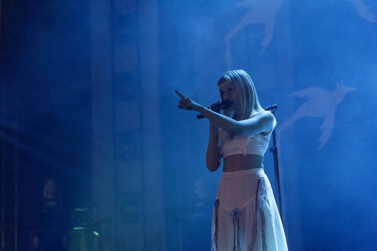 Aurora předvedla v Praze show plnou emocí a tance