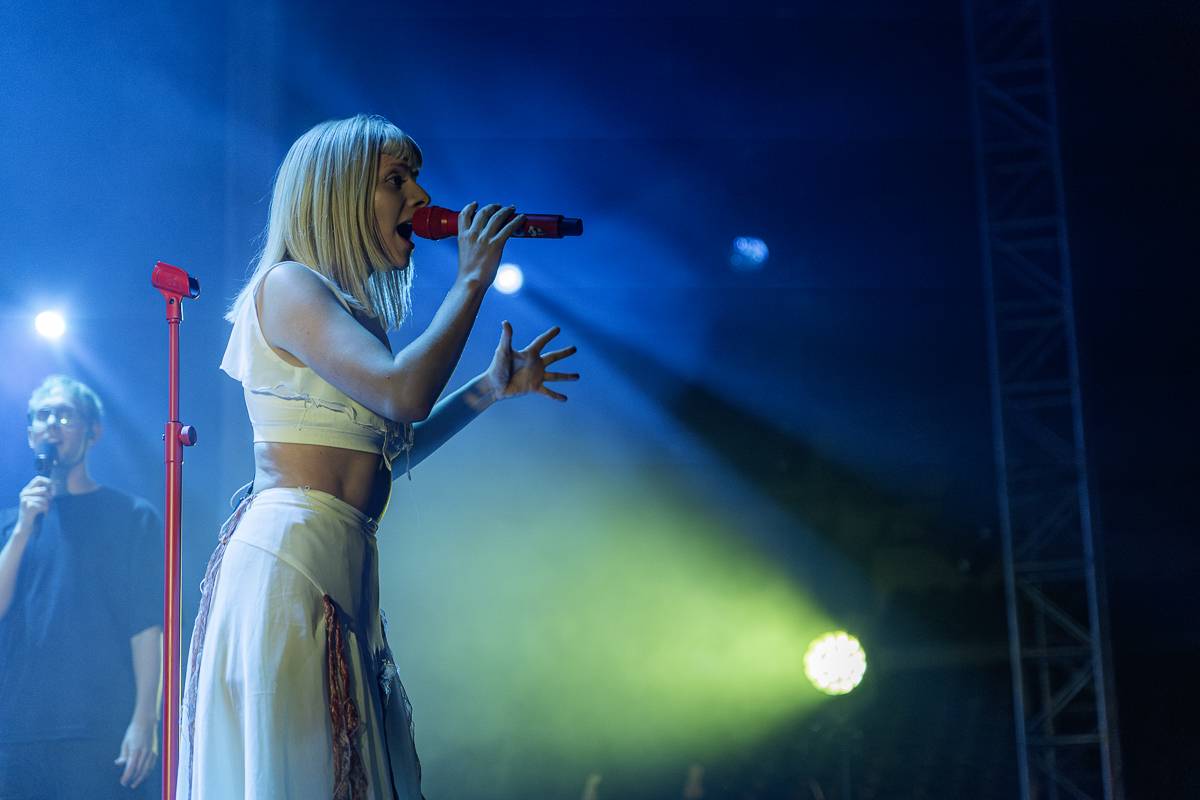 Aurora předvedla v Praze show plnou emocí a tance