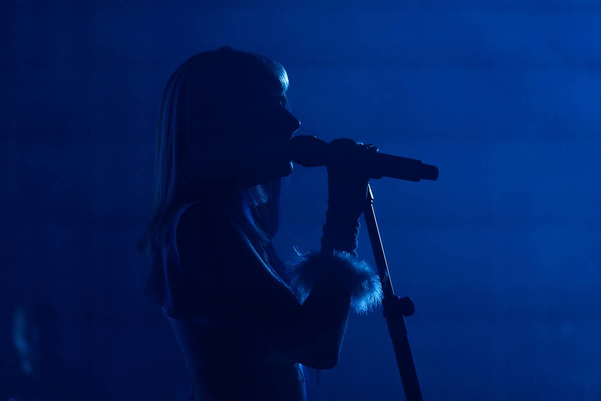 Aurora předvedla v Praze show plnou emocí a tance