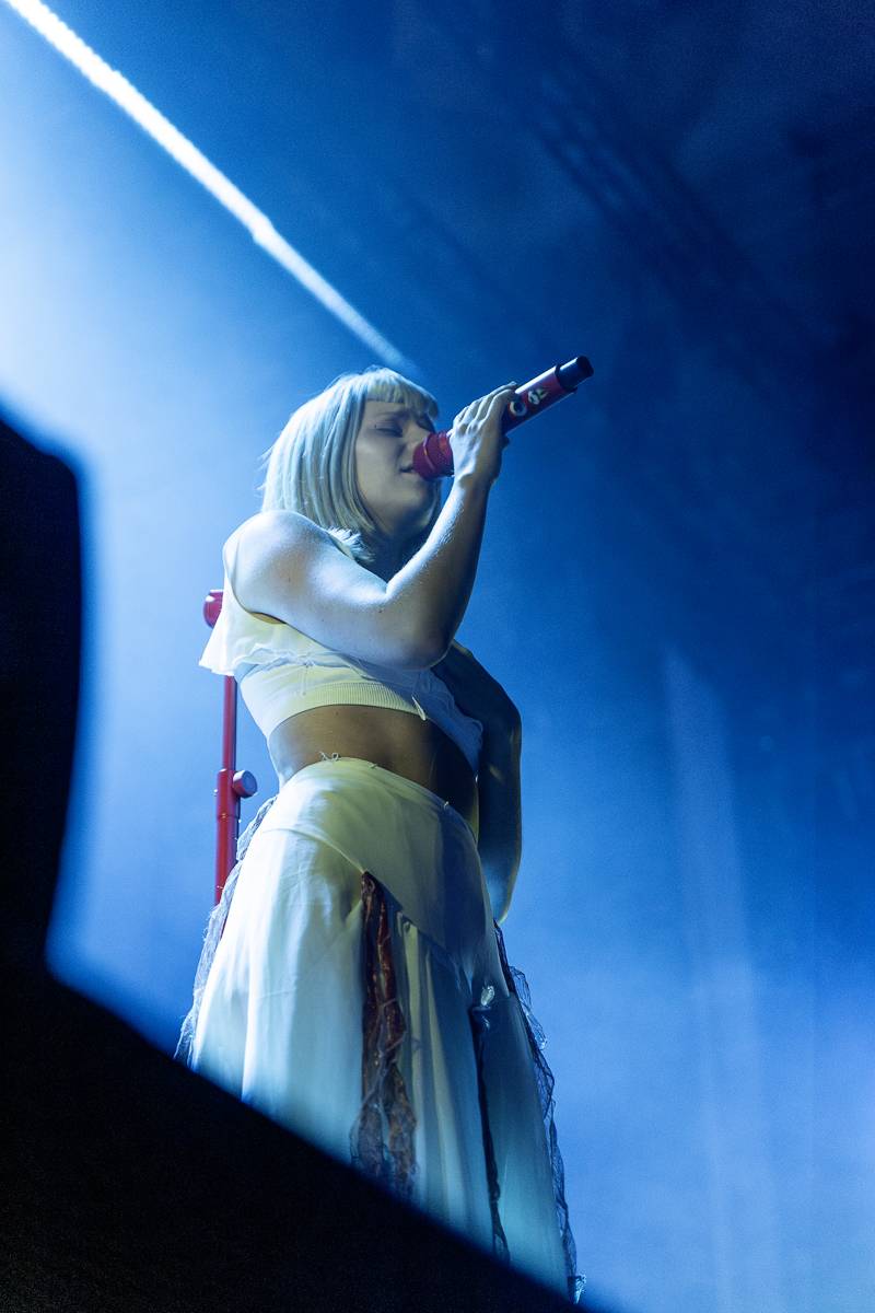 Aurora předvedla v Praze show plnou emocí a tance