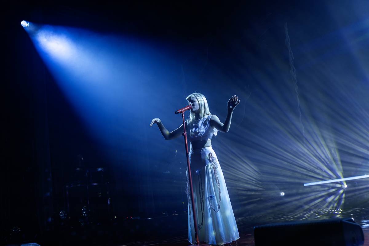 Aurora předvedla v Praze show plnou emocí a tance