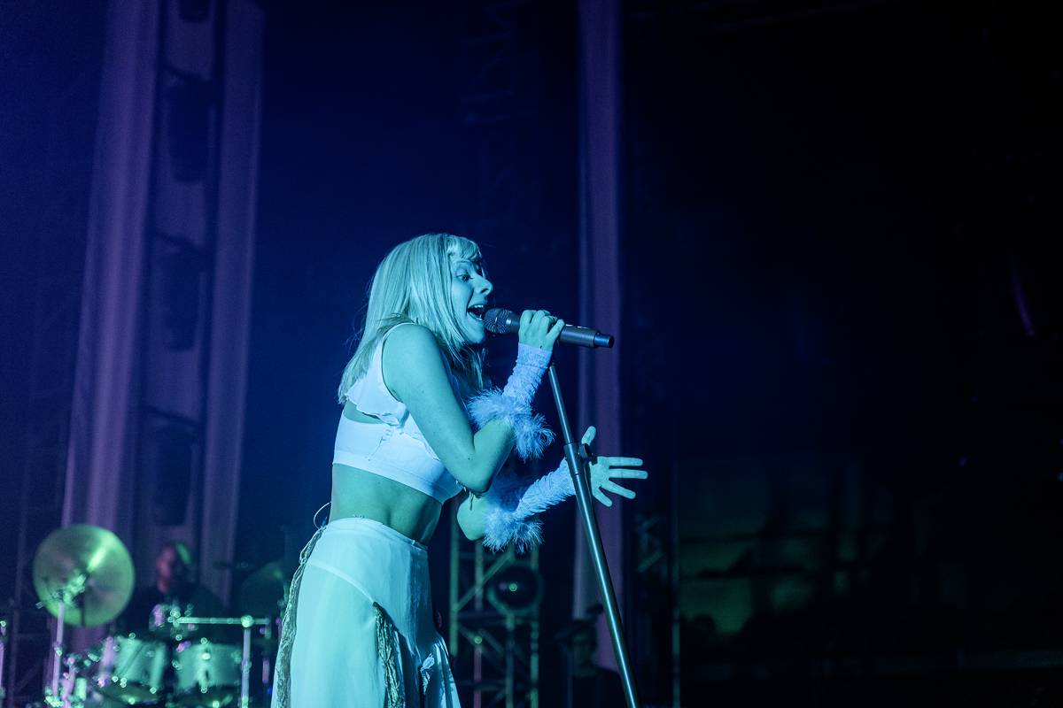 Aurora předvedla v Praze show plnou emocí a tance