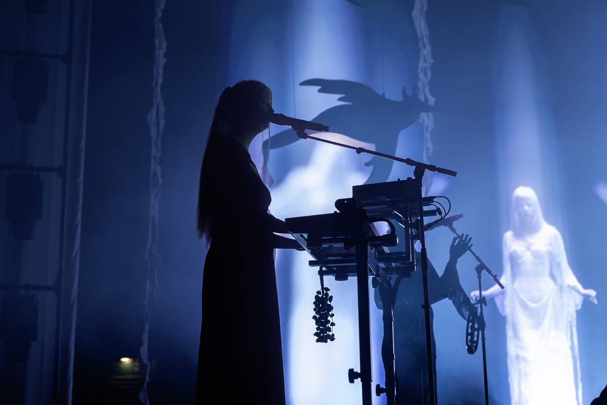 Aurora předvedla v Praze show plnou emocí a tance