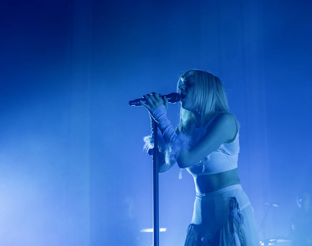 Aurora předvedla v Praze show plnou emocí a tance