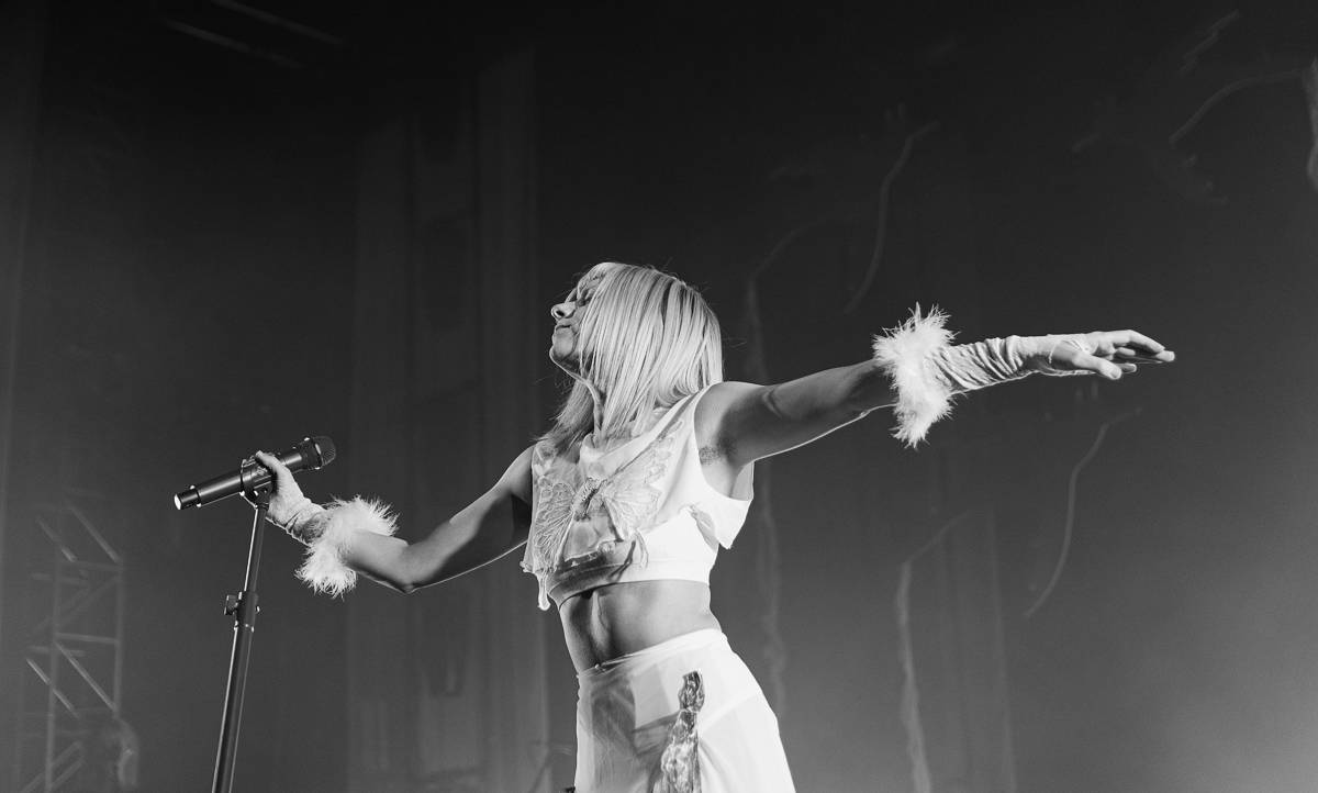 Aurora předvedla v Praze show plnou emocí a tance