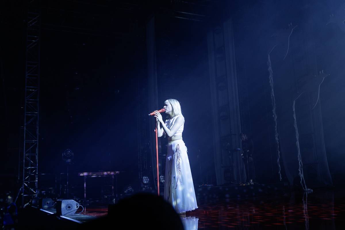 Aurora předvedla v Praze show plnou emocí a tance
