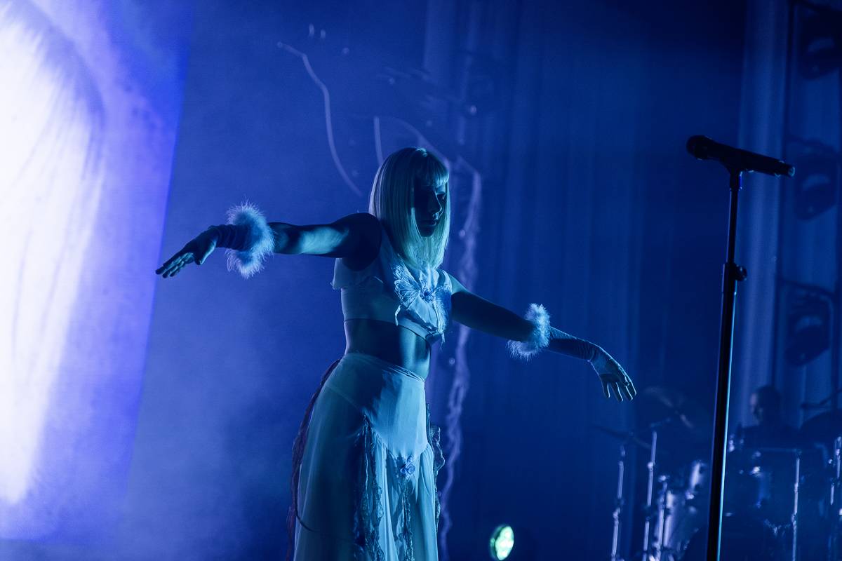 Aurora předvedla v Praze show plnou emocí a tance