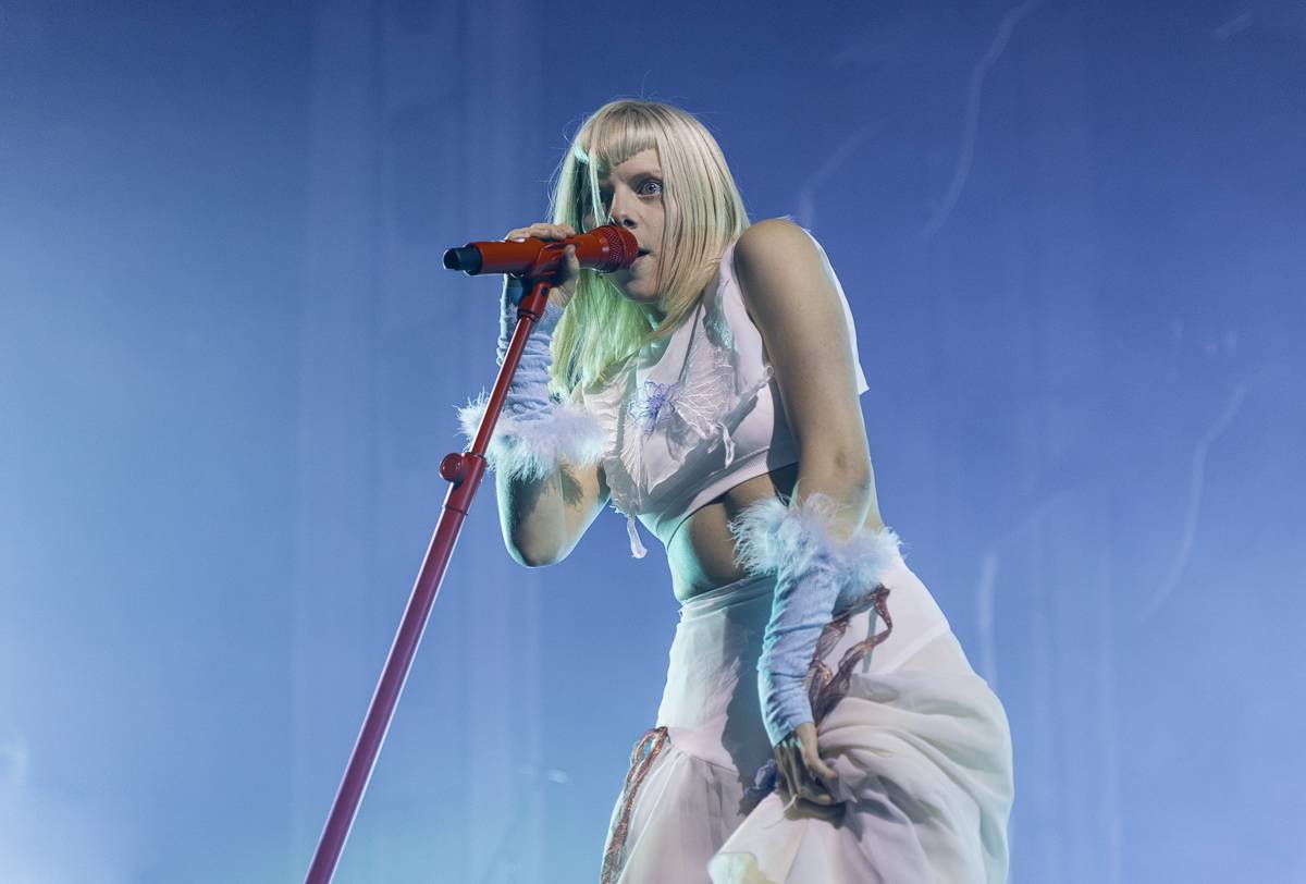 Aurora předvedla v Praze show plnou emocí a tance