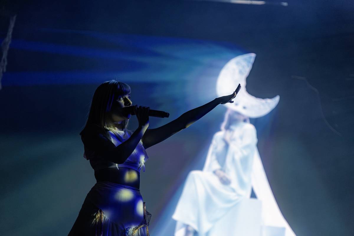 Aurora předvedla v Praze show plnou emocí a tance