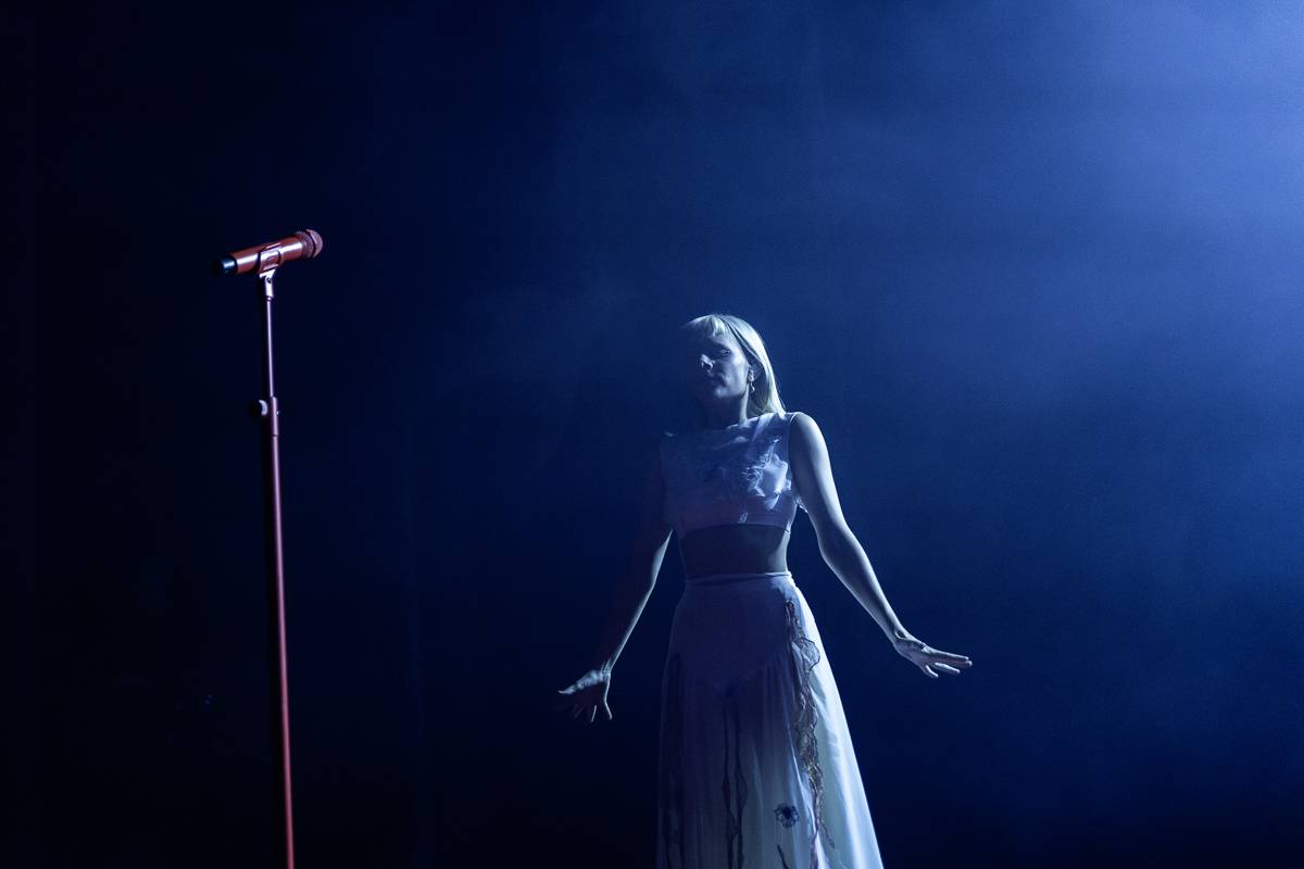 Aurora předvedla v Praze show plnou emocí a tance