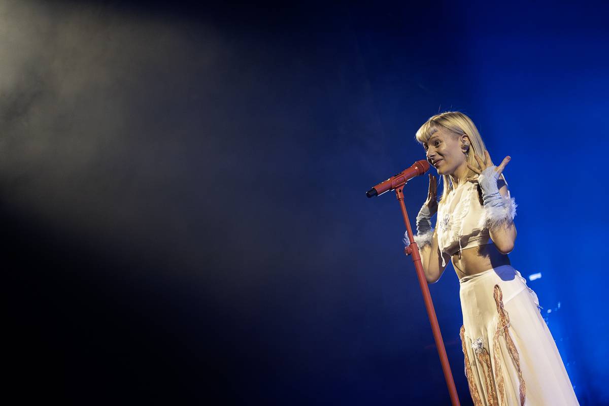 Aurora předvedla v Praze show plnou emocí a tance