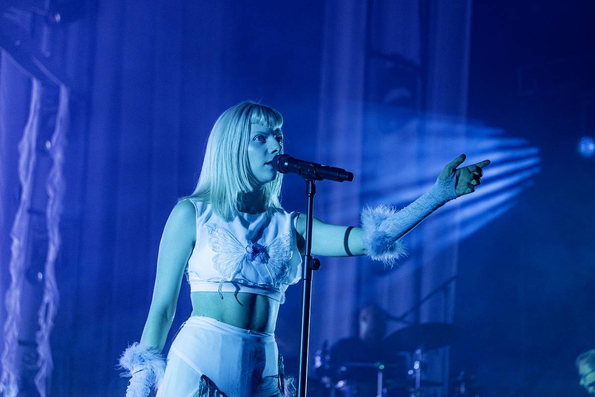 Aurora předvedla v Praze show plnou emocí a tance