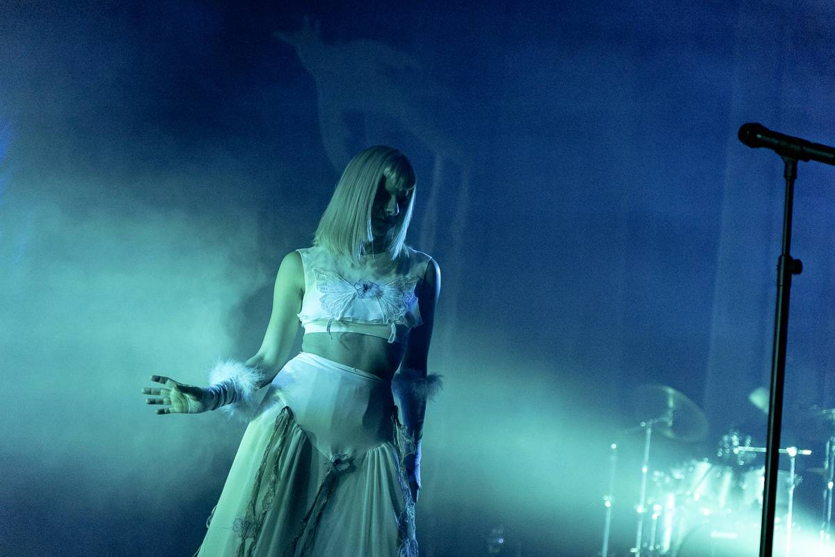 Aurora předvedla v Praze show plnou emocí a tance