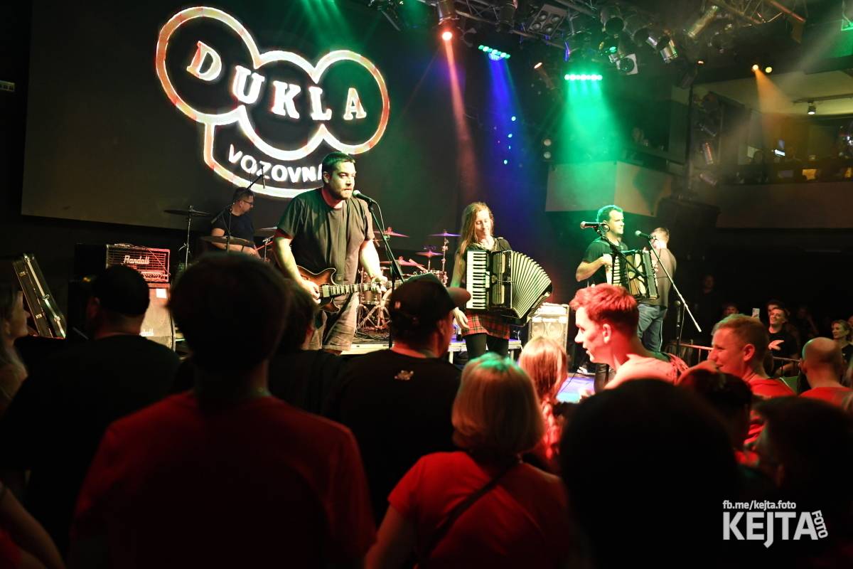 Volant a Dukla Vozovna jsou na společném turné, v Praze je přivítal k prasknutí narvaný Lucerna Music Bar