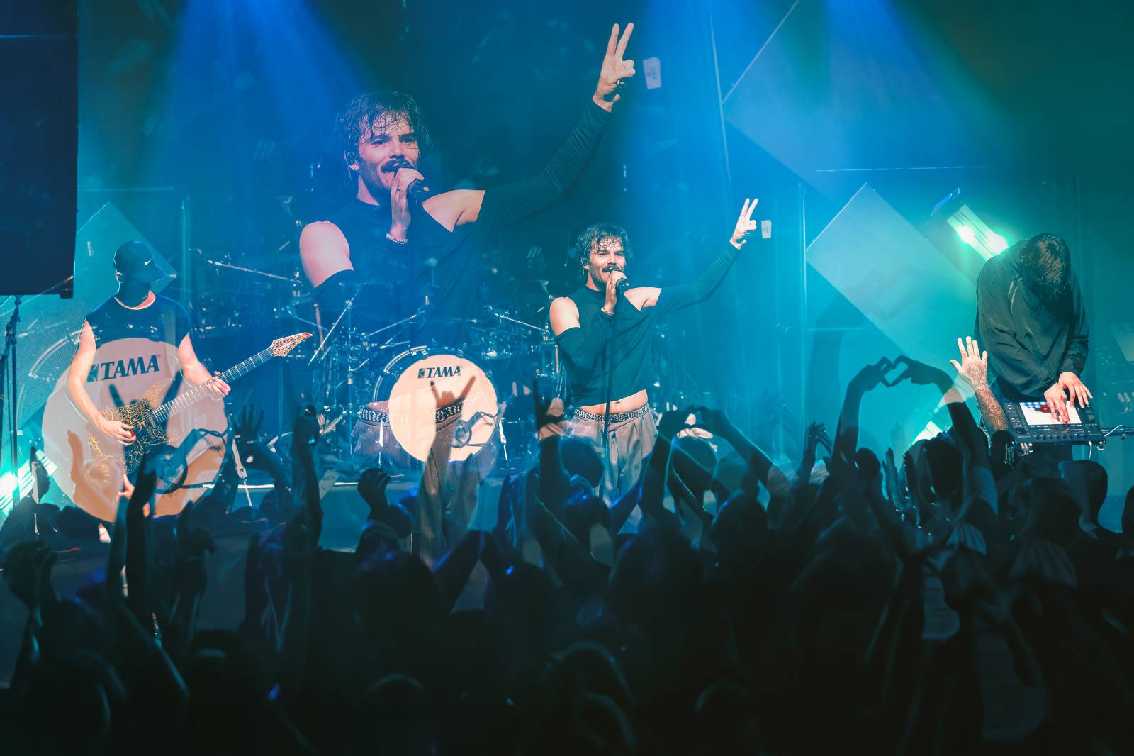 Northlane zbořili MeetFactory v Praze, půdu jim připravili metalisté ten56. a Novelists