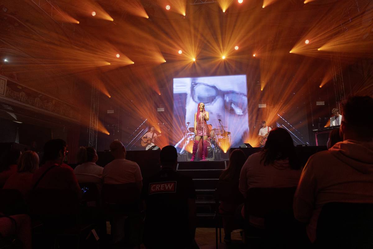 Jen růžová to může být. Tereza Mašková roztančila vyprodanou Lucernu