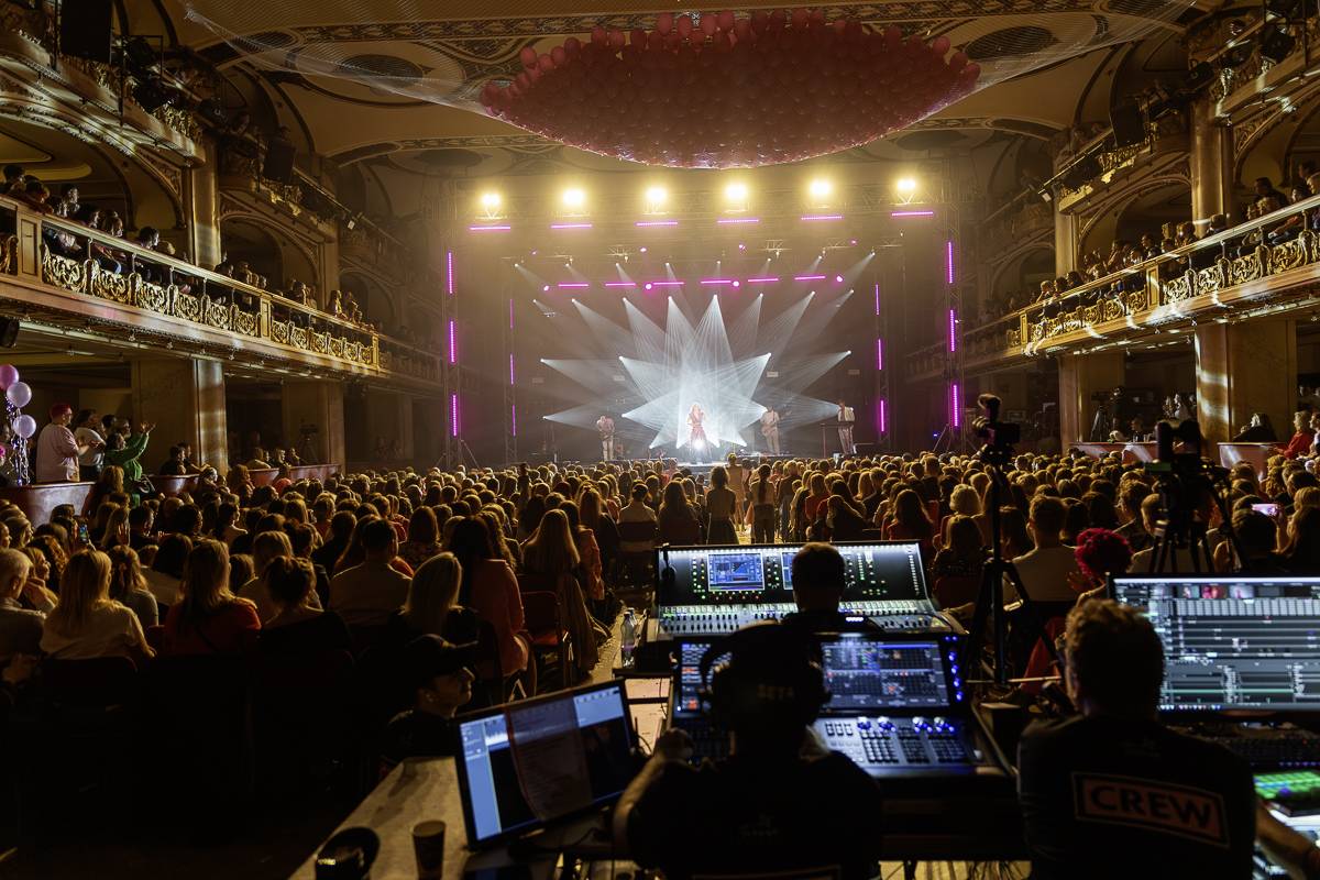 Jen růžová to může být. Tereza Mašková roztančila vyprodanou Lucernu