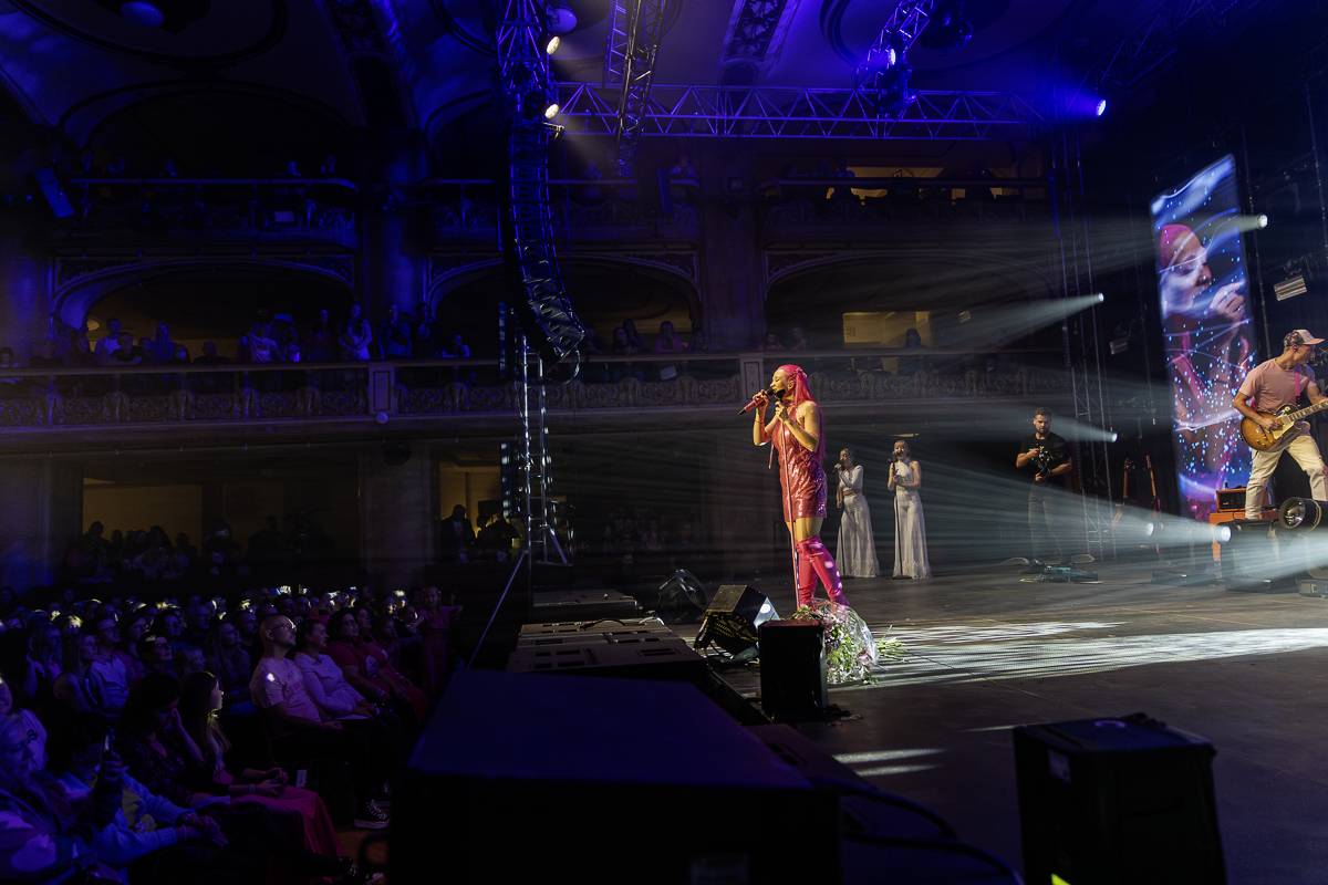 Jen růžová to může být. Tereza Mašková roztančila vyprodanou Lucernu