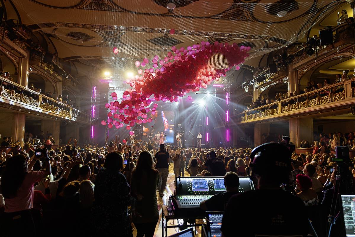 Jen růžová to může být. Tereza Mašková roztančila vyprodanou Lucernu