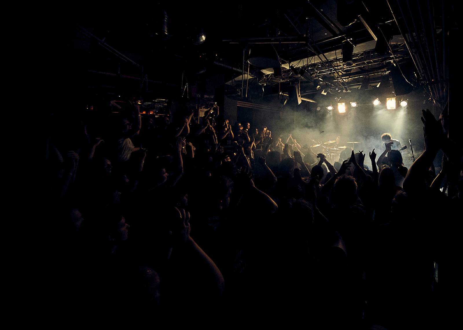 Des Rocs ukázal Praze, jak se hraje rokenrol. Předskakovali mu Pistols at Dawn a Moon Fever