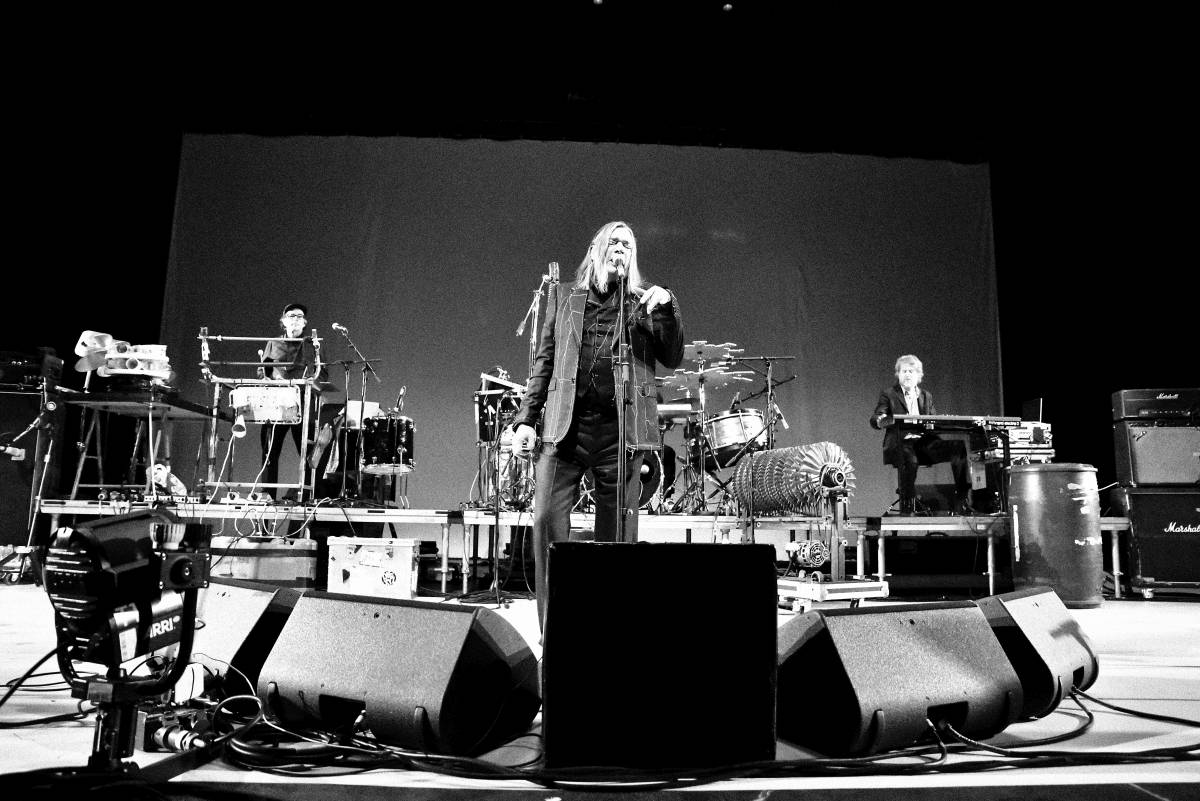 Němečtí experimentátoři Einstürzende Neubauten zahráli ve Foru Karlín v Praze