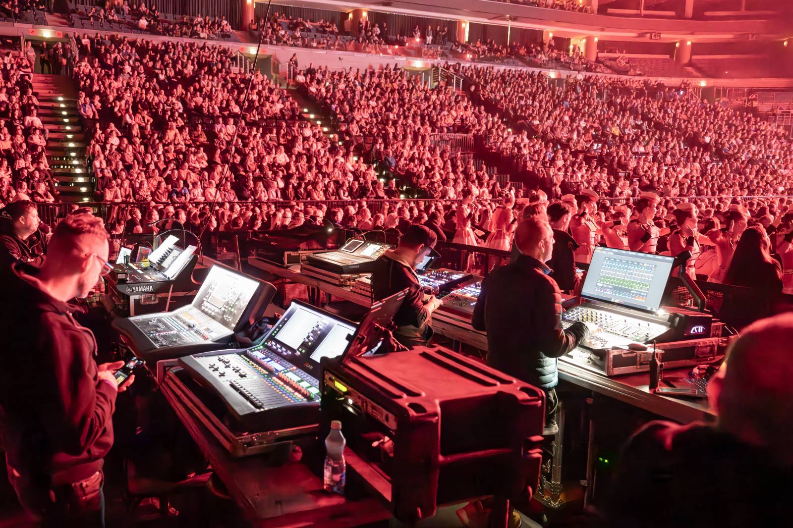 Rádio Impuls oslavilo 25 let, v O2 areně mu gratulovali Michal Hrůza, Lenka Filipová, Queenie i Divokej Bill