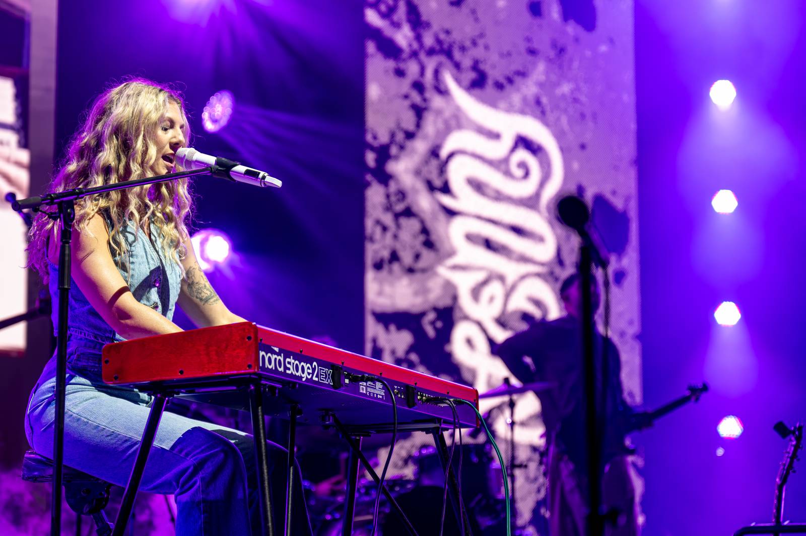 Rádio Impuls oslavilo 25 let, v O2 areně mu gratulovali Michal Hrůza, Lenka Filipová, Queenie i Divokej Bill