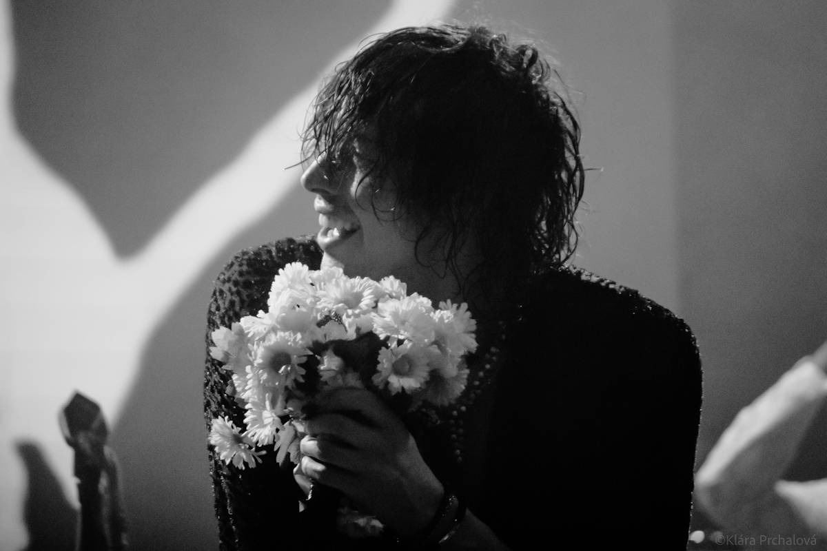 Barns Courtney si v Lucerna Music Baru zaplaval na rukou fanoušků, bavili i The Struts 