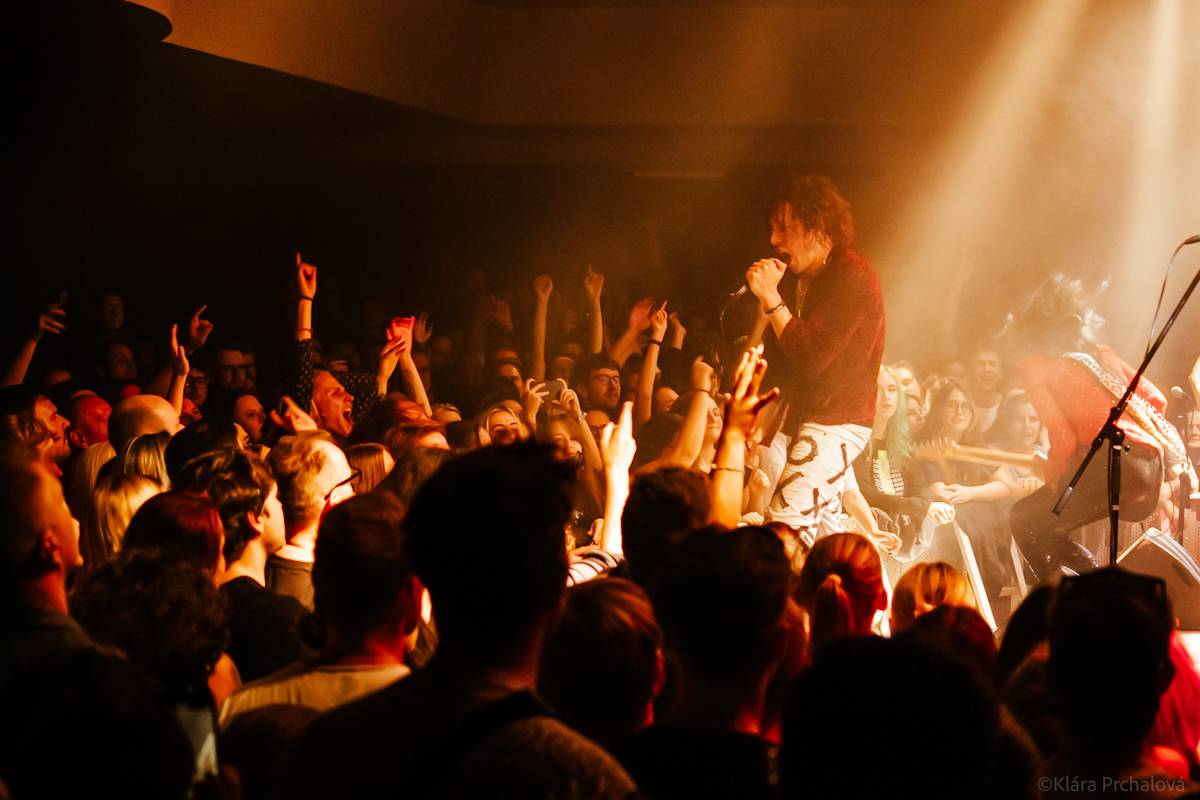 Barns Courtney si v Lucerna Music Baru zaplaval na rukou fanoušků, bavili i The Struts 